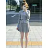 Conjunto de dos piezas de punto gris súper elegante estilo universitario para mujer, nuevo atuendo de moda otoño e invierno con cárdigan y minifalda