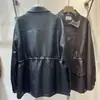 Jaqueta de Couro PU Europeia para Mulheres 2025 Outono Novo Design Cintura com Cordão Solta Jaqueta Biker Top Tendência
