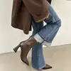 Botas femininas de couro estilo britânico, novo modelo de inverno 2025, cor sólida, botins simples de salto alto, bico fino, salto grosso, botas da moda, antiderrapante