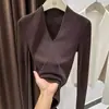 Tejido de punto con cuello en V y manga larga estilo francés para mujer 2026 Otoño e Invierno Nuevo Estilo Suéter Interior Color Avellana Prenda Base