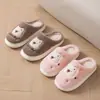 Pantufas de algodão fofas, novos estilos outono/inverno para mulheres, com estampas de desenhos animados, quentes e forradas com fleece para uso interno, com solas antiderrapantes e solados grossos, também disponíveis para homens