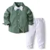 Nuevo conjunto de verano estilo británico de camisa verde oscuro de manga larga con cuello y corbatín color marfil con pantalón de traje
