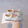 Sapatilhas Femininas com Laço de Cristal 2026 Novo Estilo Primavera e Outono Sapatos para Bebê Menina Sapatos de Princesa com Solado Macio Sapatos de Couro Brilhante