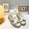 Sandalias de plataforma gruesa con punta redonda, estilo slip-on moderno para mujer, nuevo modelo de verano 2026, zapatos romanos planos versátiles casuales que aumentan la altura