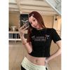 Camiseta de Manga Curta com Estampa de Letras 2025 para Mulheres no Verão Americana Sexy Slim Fit Mostrando o Umbigo Curta Preta Ombro Direito Top Tendência