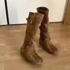 Botas de Caballero Apiladas con Tira Cruzada de Ante Retro para Mujer 2026 Aumento de Altura Interior Estilo Meilade Suela Suave Adelgazantes Botas de Media Pantorrilla