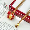 Tienda de Oro Mismo Estilo Color Esmalte Dorado Antiguo Colgante "Riqueza Instantánea" Nuevo Estilo Chino Colgante Caballo Tang Rojo Incrustado con Diamantes Al Por Mayor