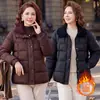 2026 Cardigan Leve Estiloso para Mãe Outono/Inverno Novo Estilo Chinês Casual Quente Gola Lapela Redutor de Idade Tamanho Plus Versátil Jaqueta de Algodão