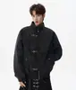 Chaqueta de cuero de diseño deconstruido estilo americano con hebilla de avión cuello mao, abrigo de cuero versátil de ajuste holgado de marca americana de moda para hombre