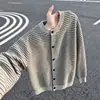 Cardigan Suéter de Tricô Listrado de Alta Inteligência Estilo Retrô Americano Masculino Outono Estilo Old Money Cardigan Suéter Solto Estilo Preguiçoso Roupa Exterior