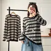 Bestseller de outono para mulheres plus size de 100kg: Camisa base chic e emagrecedora estilo coreano com listras de renda, gola redonda e mangas compridas