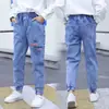 Calças jeans para meninos 2025 primavera e outono novas fabricantes de roupas infantis atacado pequenos e médios meninos estudantes calças infantis
