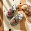 Chinelos de algodão infantis, pantufas de casa para ambientes internos, sapatos de chão de inverno para meninos, novo estilo 2026, design fofo de desenho animado, pantufas de bebê para meninas