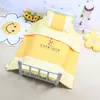 Conjunto de Colcha Personalizado de Seis Peças para Bebê Entrando no Jardim de Infância, Modelo Costurado com Logo Bordado, Conjunto de Colcha de Jardim de Infância de Três Peças