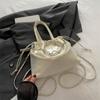 Mochila de grande capacidade feminina primavera e verão 2024 Nova moda casual textura simples portátil crossbody bucket bolsa