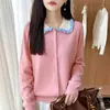 Cardigã de malha de lã pura feminino para outono e inverno com gola Peter Pan plissada, apresentando um estilo suave e gola contrastante, peça de outer wear de corte solto