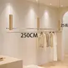 Arara de teto suspensa em aço inoxidável para loja de roupas, com acabamento em madeira de nogueira, ideal para roupas masculinas e femininas.