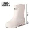 Botas de chuva femininas de inverno impermeáveis para lavagem de carro, comprimento médio-curto, botas de chuva antiderrapantes e resistentes ao desgaste para adultos, sapatos de borracha para cozinha, sapatos aquecidos para água para estudantes