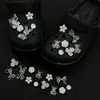 Borla de perla flor morada versátil primavera-verano zapato de madera decoración accesorios DIY hebillas de zapato y dijes para zapatos versátiles venta al por mayor