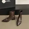 Botas Curtas de Salto Alto Bloco Bico Fino Estilo Coreano para Mulheres 2026 Nova Chegada Elegante com Zíper Lateral Moda Elástica Botas Emagrecedoras