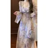 Vestido longo francês estilo férias na praia para mulheres, estampa delicada de flor de íris, mangas sino bufantes com babados, vestido slim fit que acintura