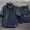 Conjunto de dos piezas de verano ligero, transpirable, protector solar, con capucha, manga corta y shorts para hombre, atuendo casual holgado de color liso simple y moderno