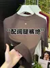 Camiseta negra carbón de cuello alto pequeño para mujer, nuevo estilo primavera 2025, moderna y versátil, con mangas tres cuartos, perfecta como capa interior o camiseta básica