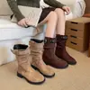 Botas de Cavaleiro com Salto Grosso de Camurça Femininas 2026 Botas de Cano Médio Botas Femininas Outono Inverno Tira com Fivela de Metal Botas Arredondadas de Cano Médio Botas Curtas Versáteis