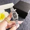 Elegante Reloj de Acero con Banda Completa de Diamantes para Dama con Esfera de Nácar, Diseño de Nicho, Exquisito y Versátil, Lujo Ligero, Reloj de Cuarzo Resistente al Agua al por Mayor