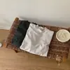Camiseta básica de manga larga y cuello semi-alto para mujer, un estilo otoñal/invernal, versátil como prenda para superponer, con un look relajado y casual, y de color liso