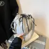 Bolsa Infantil de Nylon para Niñas 2026 Ligera Versátil Cruzada con Cierre de Cordón Tipo Cubo para Niñas