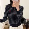 Cardigã de Tricô Torcido para Mulheres 2026 Novo Estilo Gola Redonda Bordado Petite Casual Solto Casaco Suéter de Outono Top