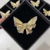 Nuevo Broche de Mariposa Diamantada con Alas Doradas, Súper Hada, Diseño Exquisito e Inteligente, Decoración para Cortavientos Suéter, Pin de Decoración para Abrigo