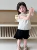 Ropa de Verano para Bebé Estilo Coreano Delgado Conjunto de Camisa con Encaje de Muñeca y Shorts para Niñas Fabricante Venta al por Mayor Personalización