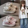 Zapatillas deportivas para niños 2026 nuevas antideslizantes de suela blanda unisex casual Zapatos de entrenamiento alemanes para primavera y otoño, zapatos sencillos para bebé para otoño