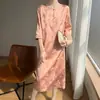 Brillo satinado liso cuello redondo chino elegante mangas tres cuartos halagan los brazos primavera y verano temperamento nuevo estilo chino vestido mujer