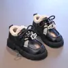 Zapatos de Algodón Estilo Británico para Niñas Invierno Más Terciopelo Cálidos Zapatos Pequeños de Cuero Niños Antideslizantes Suela Suave Mocasines Zapatos de Invierno para Princesa