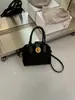 Bolso de mano retro de gamuza para mujer, nueva colección de otoño 2026, elegante bolso tote pequeño para el trabajo, con un toque de alta gama, y diseño de bolso cubo cruzado.