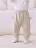 Calça de algodão macio Classe A para bebê de outono, calça de outer wear para bebê com barra larga, calça casual listrada com carinha feliz para crianças