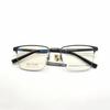 Venta al por mayor 8882. Gafas de media montura casual de negocios para hombre, montura ultraligera de semi-titanio, varillas de acero plástico súper elásticas y resistentes