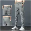 Nueva colección de verano de pantalones casuales de seda helada para hombre, con diseño de pierna recta, tejido transpirable, propiedades de secado rápido y un estilo moderno y versátil adecuado para deportes y uso diario.