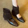 Botas Femininas Curtas Quadradas Estilo Wasteland Retro Mais Vendidas 2026 Outono Novo Versátil Aumento Oculto Abertura Vazada na Perna