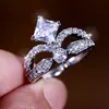 Anillo Rongxing de Estilo Corona con Doble Piedra Principal Geométrica Anillo de Banda Entrelazada Totalmente Diamantado Anillo de Dedo Versátil con Temperamento