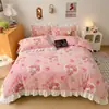 Conjunto de cuatro piezas de encaje estilo princesa Hello Kitty en terciopelo de leche, engrosado y afelpado para otoño e invierno, ropa de cama femenina