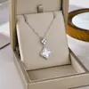 Colar Cruzado de Aço Titânio com Microincrustação de Zircônia em Cobre, Trevo da Sorte de Quatro Folhas, para Mulheres, Luxo Leve, Sensação de Alta Qualidade, Versátil, Corrente para Clavícula que Não Desbota
