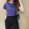Nova Camiseta de Verão 2026 Slim-Fit Bordada com Gola Redonda e Manga Curta para Mulheres, Camiseta Básica para Estudantes, Venda por Atacado Disponível