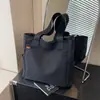 Bolsa de Lona Versátil 2026 Novo Modelo Cor Sólida Simples Grande Capacidade Bolsa Tote para Estudantes Universitárias Bolsa de Ombro para Aula