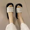 Pantuflas de Suela Gruesa para Mujer 2026 Verano Nuevo Estilo Sandalias con Patrón de Diamantes para Uso en Exteriores Casual Versátil Plataforma Sandalias de Suela Gruesa Venta al por Mayor