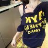 Camiseta de Tirantes con Estampado de Letras y Hombros Descubiertos de Manga Corta para Mujer Verano Diseño Americano Holgado Sexy Top Versátil de Media Manga