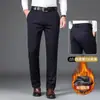 Pantalones casuales estilo Hong Kong con forro polar para hombre, corte recto holgado, pantalones de vestir de negocios, nuevo estilo 2026, pantalones de longitud media para hombres de mediana edad, adecuados para otoño e invierno
